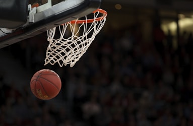 NBA篮球比赛现场 - 球员飞跃扣篮的激动时刻